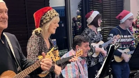 Weihnachtsmusiker unter dem Tannenbaum