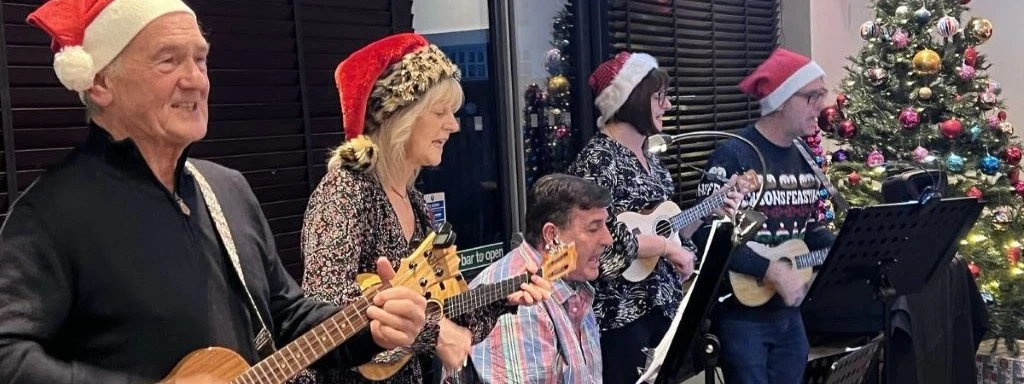 Weihnachtsmusiker unter dem Tannenbaum